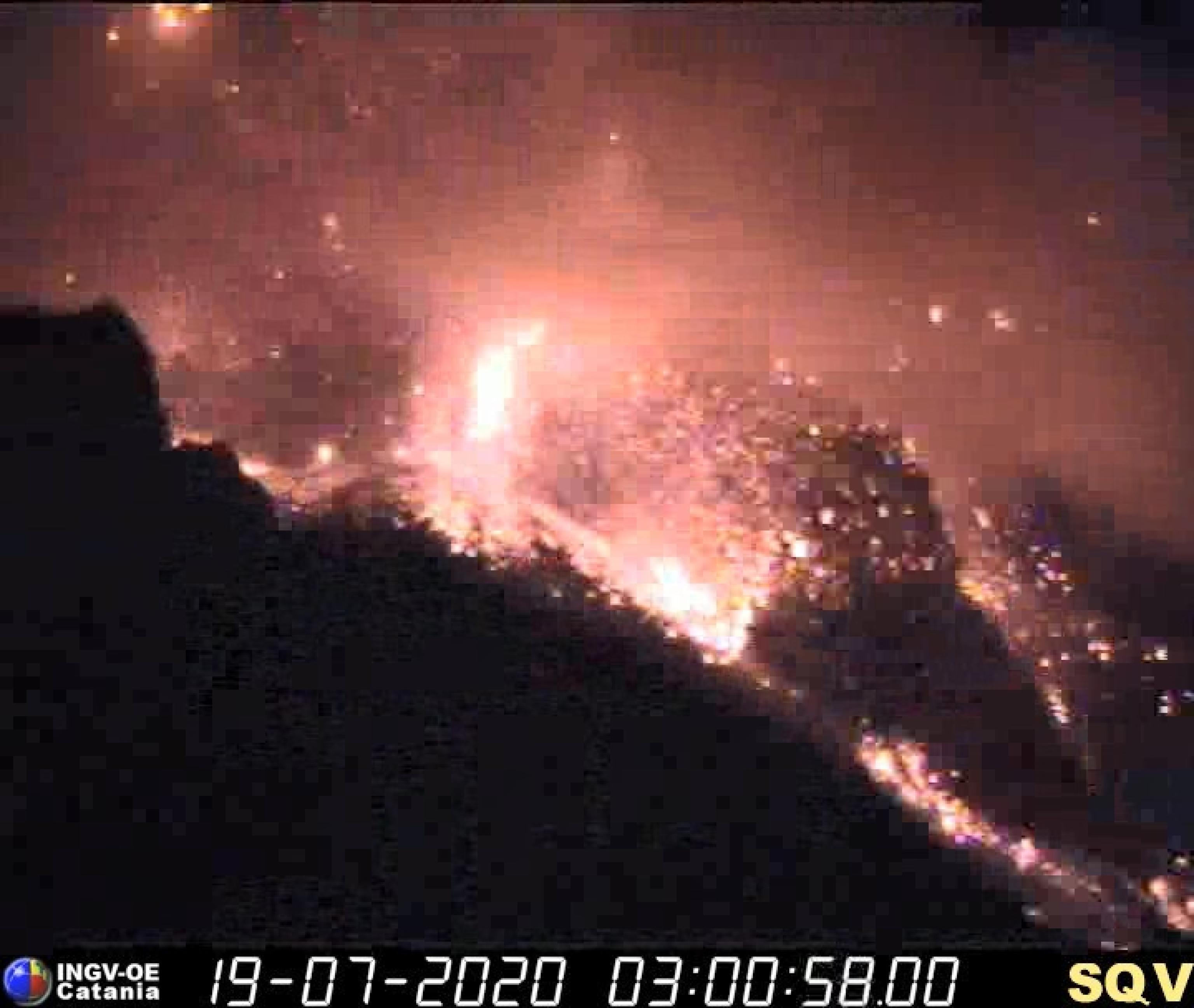 Due forti esplosioni, avvertite distintamente dalla popolazione, oggi all'alba sul vulcano Stromboli, 19 luglio 2020. Lo ha reso noto l'Ingv, che ha registrato la forte intensità, caratterizzata da lancio di lapilli incandescenti,
della cosiddetta attività stromboliana. Il materiale piroplastico è finito su tutta la terrazza craterica e lungo la Sciara del fuoco, senza causare danni.
ANSA/ INGV
+++ NO SALES, EDITORIAL USE ONLY +++