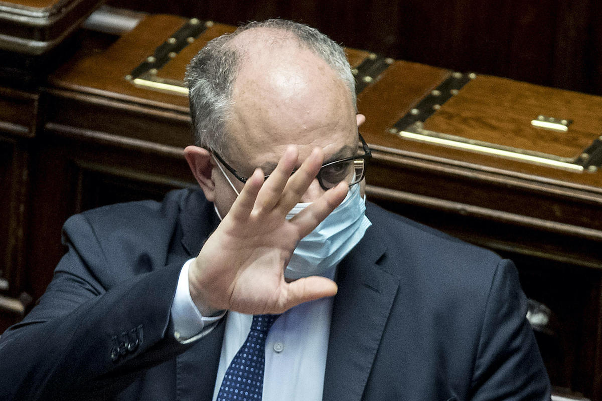 Roberto Gualtieri durante lo svolgimento di interrogazioni a risposta immediata (question time), in aula della Camera, Roma, 22 luglio 2020. 
ANSA/POOL - ROBERTO MONALDO