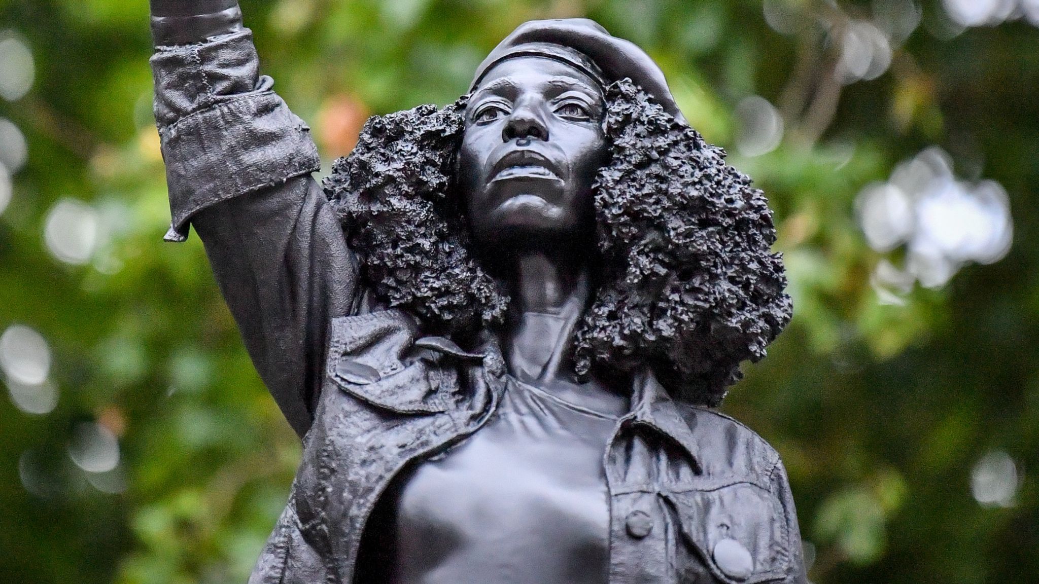 La rivoluzione passa dalle statue: a Bristol la scultura dedicata a Black Lives Matter