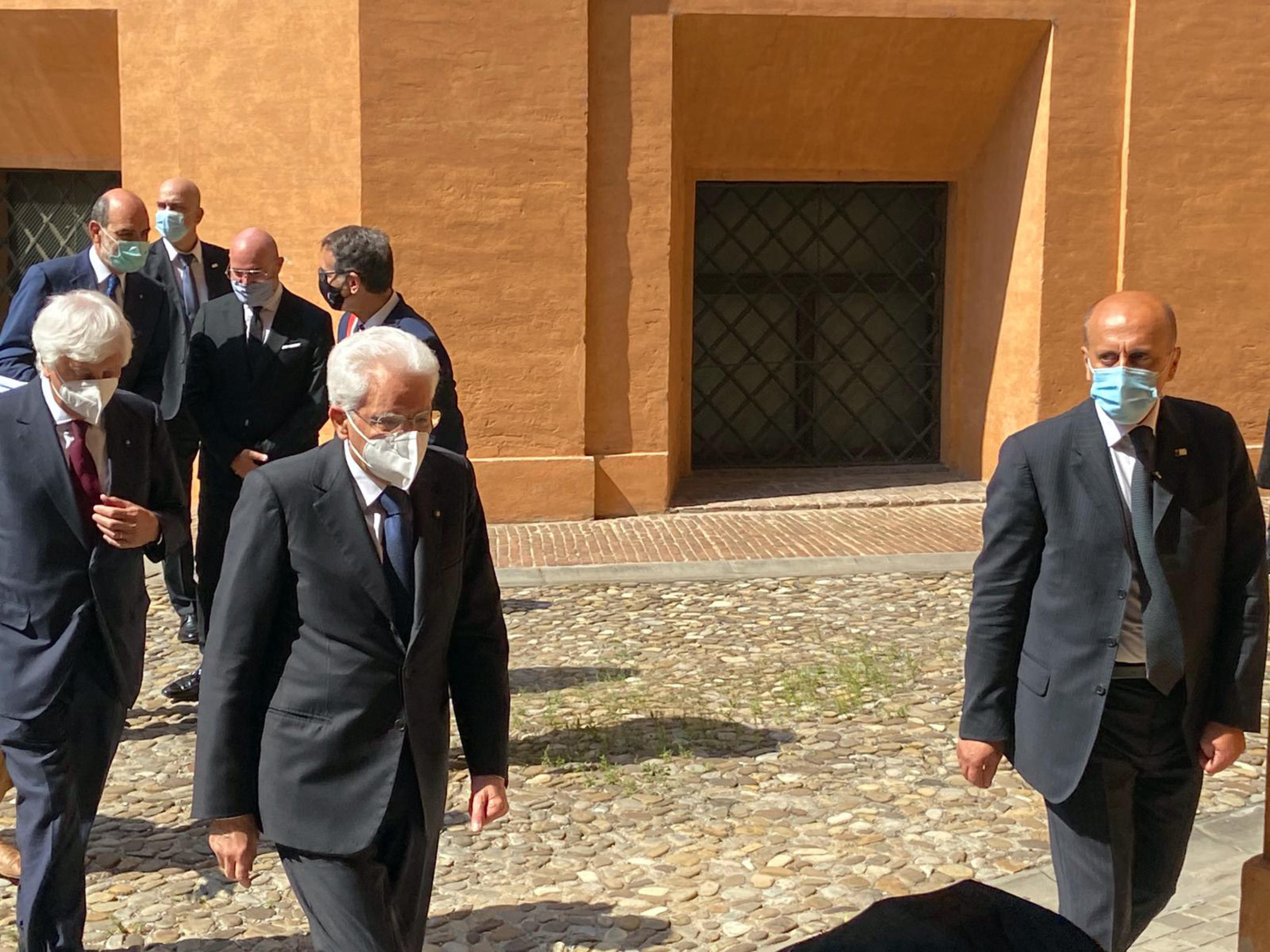Il presidente della Repubblica Sergio Mattarella è arrivato in centro a Bologna per la sua giornata di visita ai familiari delle vittime delle stragi di Ustica e del 2 agosto 1980, nell'anno del quarantesimo anniversario. Dopo Pertini, è il primo capo dello Stato presente alle commemorazioni, 30 luglio 2020.
ANSA/SARA FERRARI