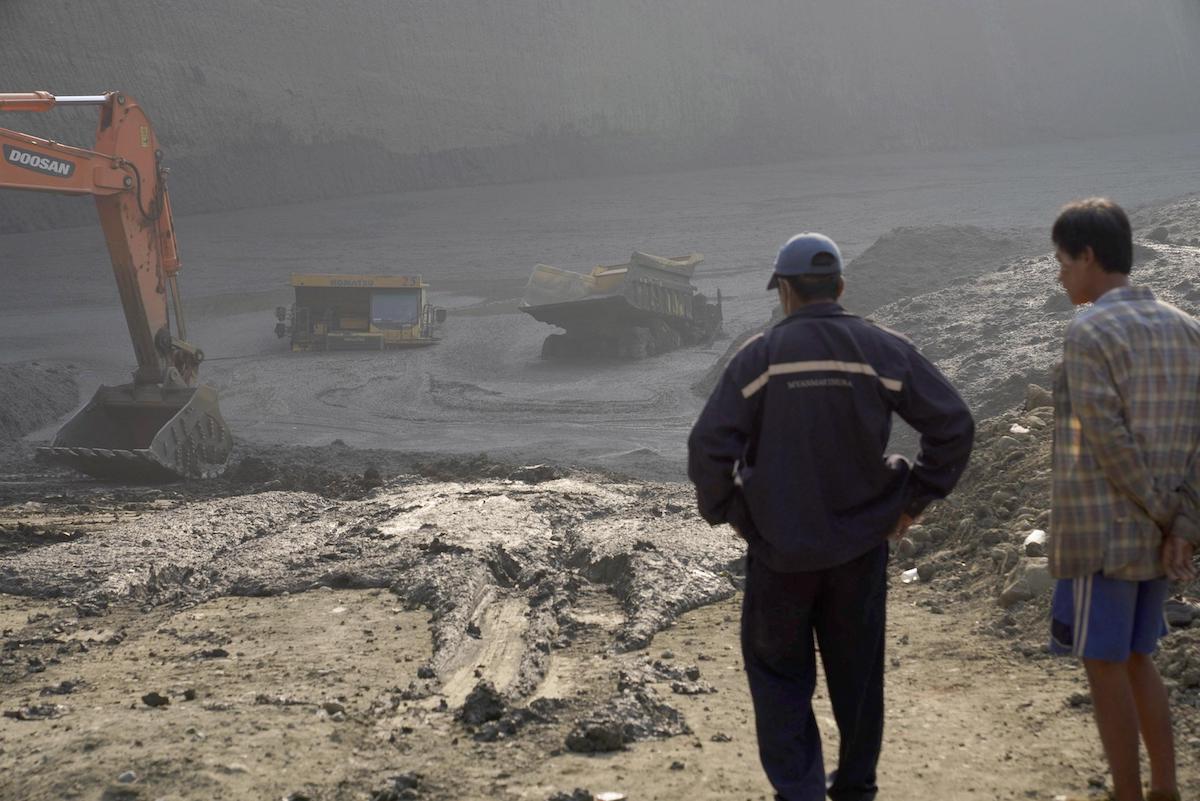 epa07526764 People gather near the site of a landslide at a jade mine in Hpakant, Kachin State, northern Myanmar, 23 April 2019 (issued on 25 April 2019). According to media reports, over 50 miners are believed buried beneath a mound of earth displaced by the landslide.  EPA/ZAW MOE HTET