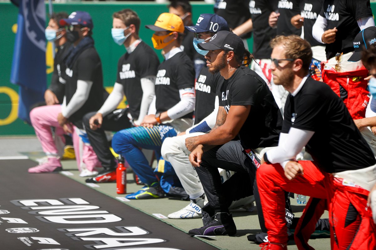 Formula 1, tredici piloti (compreso Hamilton) si inginocchiano contro il razzismo – Il video