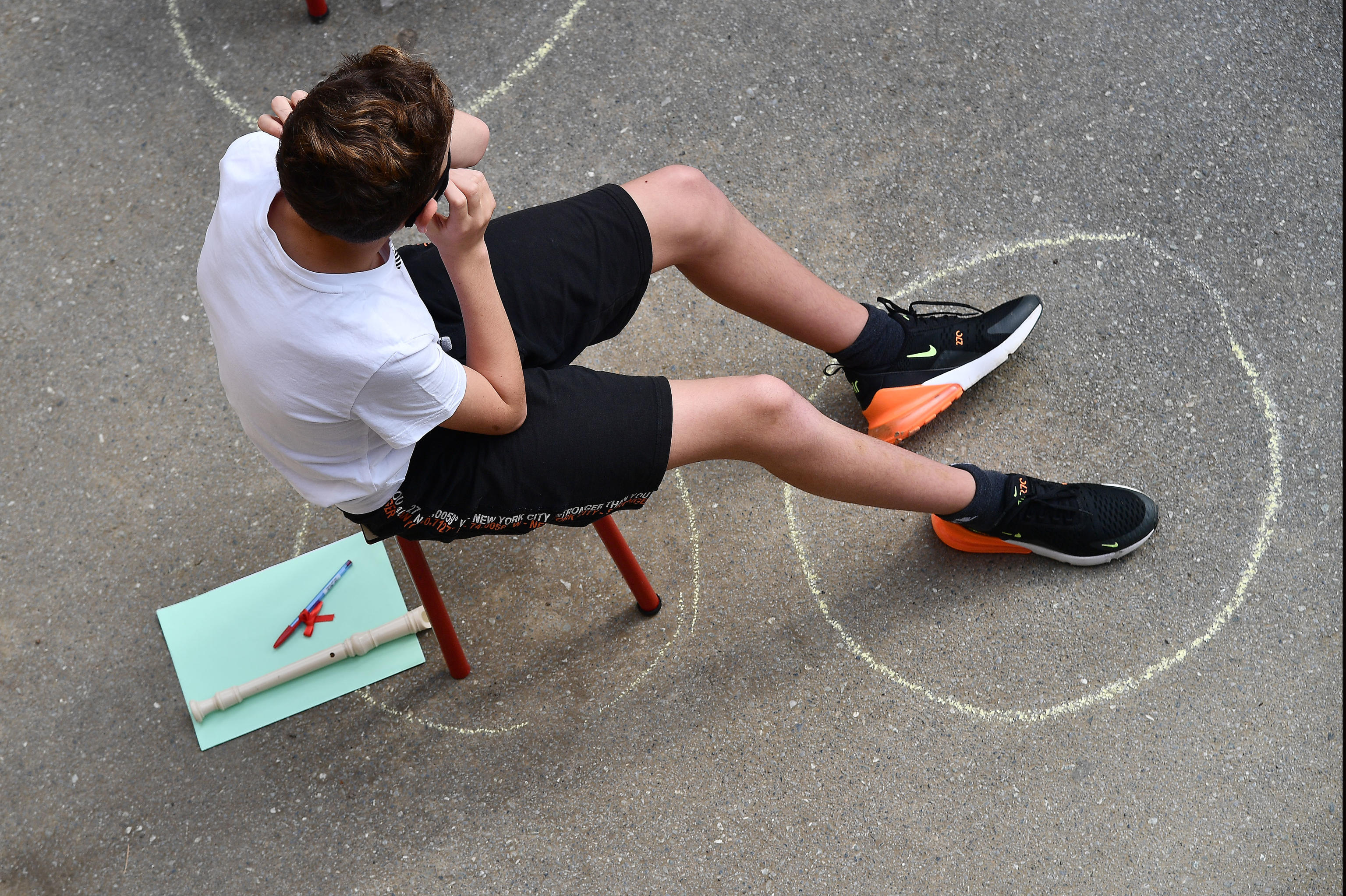 Bambini della classe 5 nel cortile della scuola paritaria Contubernio D'Albertis, si rivedono per la prima volta tutti insieme e festeggiano l'ultimo giorno di scuola, con le dovute misure di sicurezza. Genova, 12 Giugno 2020. .  ANSA/LUCA ZENNARO
