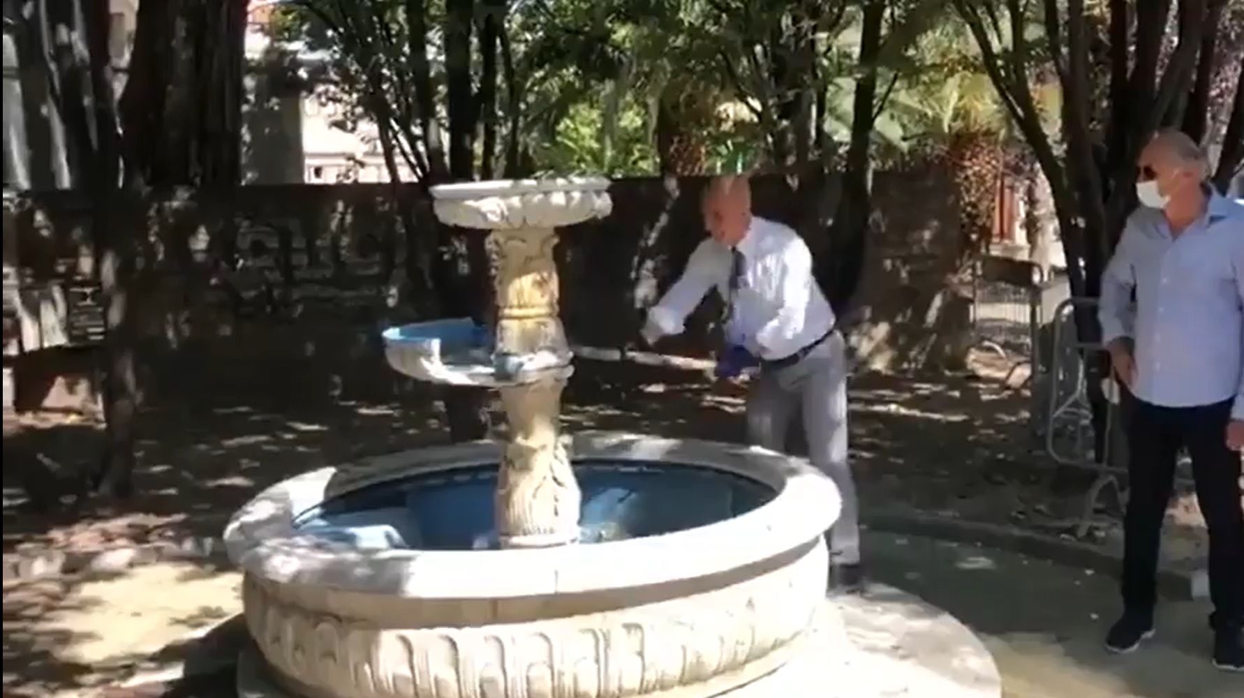 Pescara, sindaco spacca a martellate una fontana usata come deposito dagli spacciatori – Video
