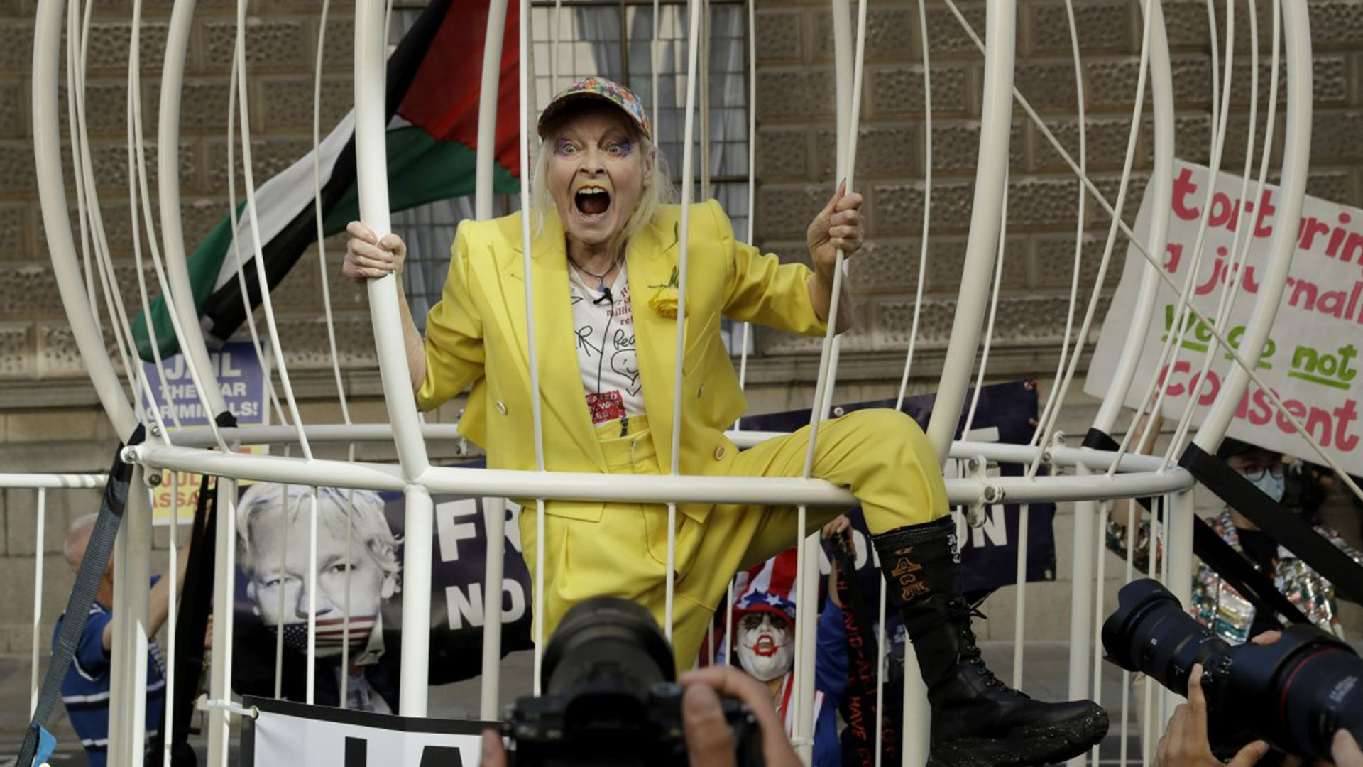 Vivienne Westwood “in gabbia” a Londra per protestare contro l’estradizione di Assange – Video