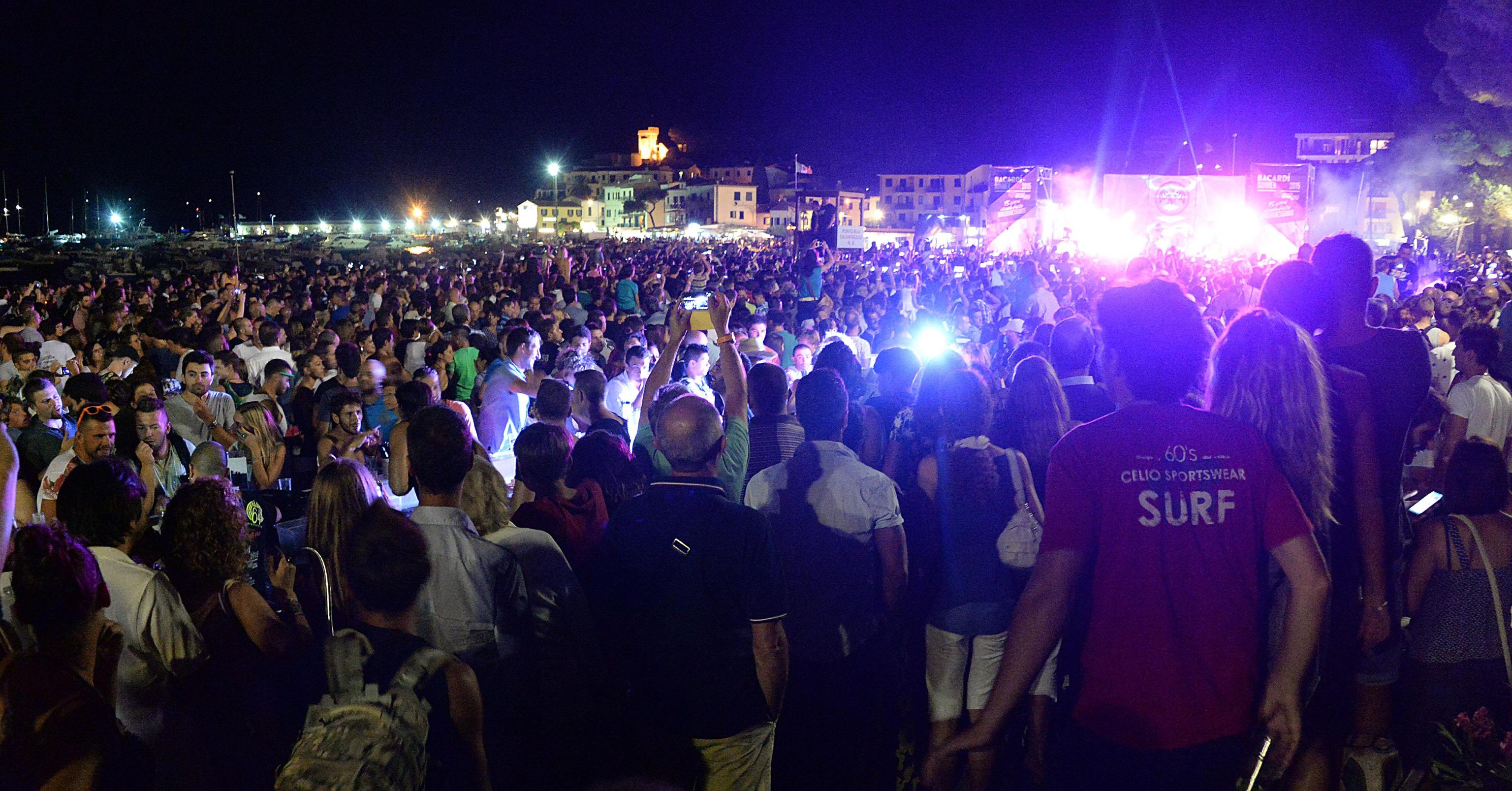 Gente in spiaggia per Bob Sinclair a Marina di Campo, all'Isola d'Elba, 12 agosto 2015. ANSA/FRANCO SILVI