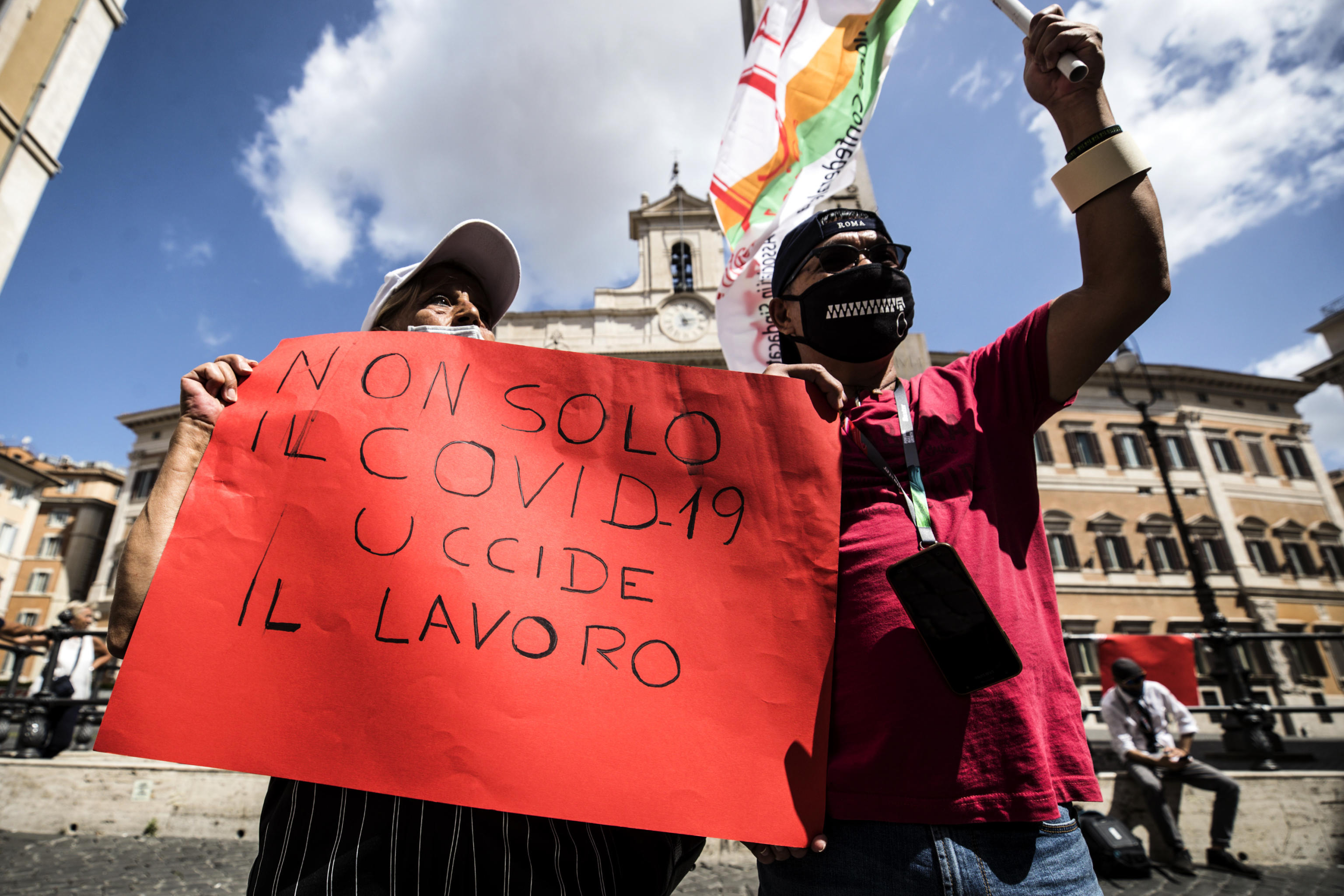 Un momento della manifestazione di protesta dei lavoratori a Piazza Montecitorio, Roma, 4 Agosto 2020. ANSA/ANGELO CARCONI