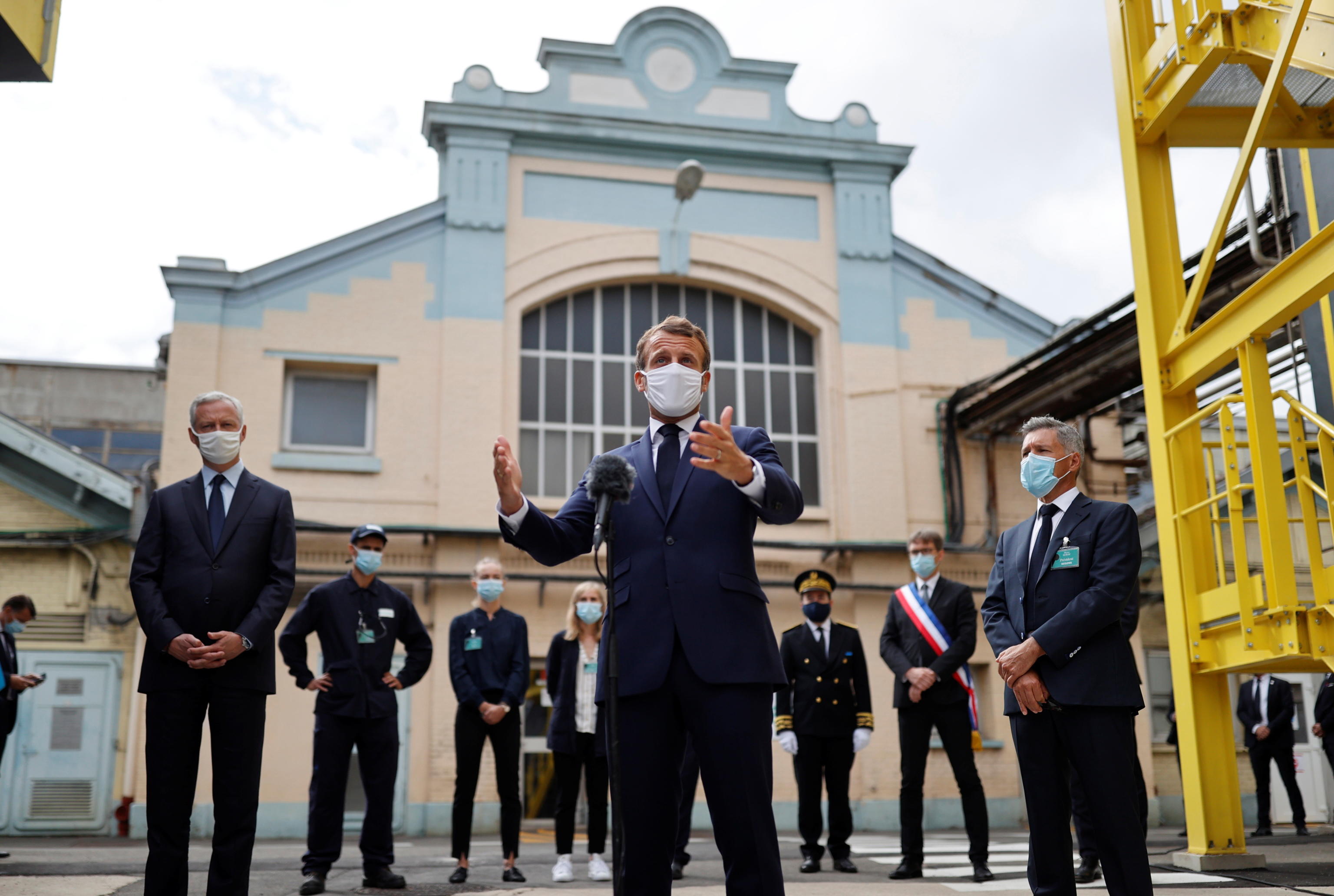 epa08630943 French President Emmanuel Macron (C), wearing a protective face mask, delivers a speech as he visits a site of pharmaceutical group Seqens, a global leader on the production of active pharmaceutical ingredients, to mobilize innovation and support the research on the coronavirus disease (COVID-19), in Villeneuve-la-Garenne, France, 28 August 2020.  EPA/CHRISTIAN HARTMANN / POOL  MAXPPP OUT