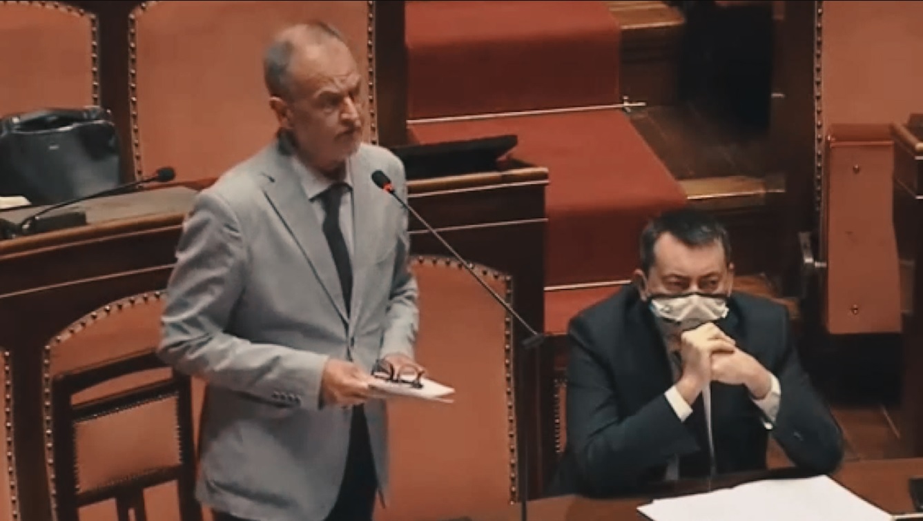 Doppia preferenza, la stramba teoria di Calderoli: «Danneggia le donne perché il maschio è infedele» – Il Video
