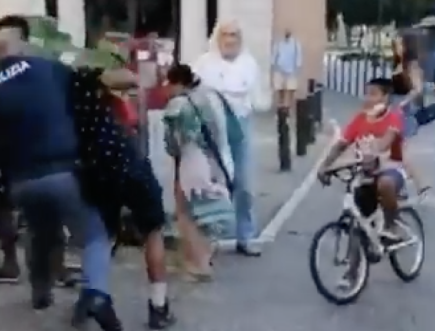 Vicenza, un poliziotto blocca per il collo un ragazzo cubano tra le proteste degli amici – il video