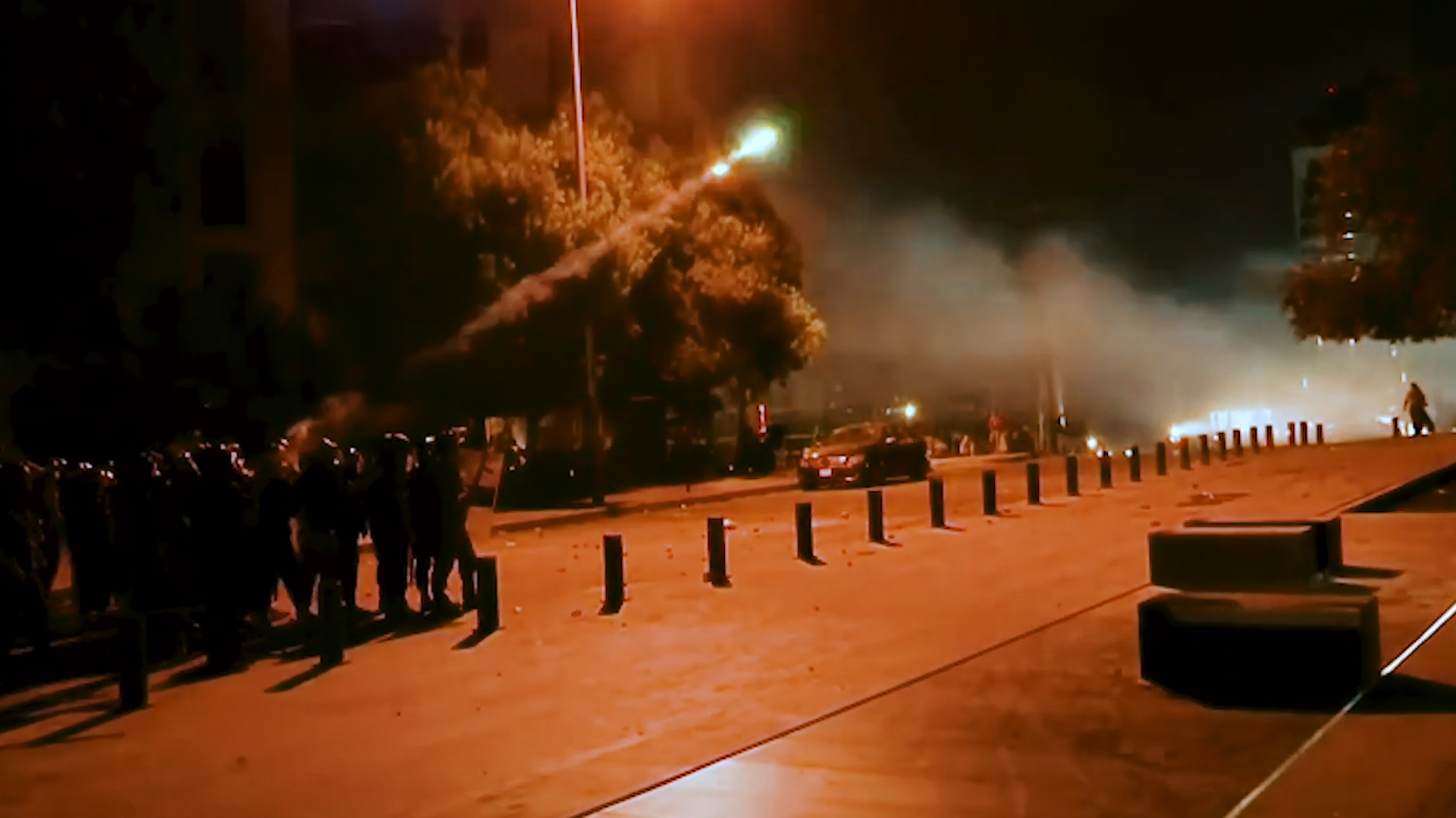 Beirut, dopo la catastrofe dell’esplosione scoppiano le proteste antigovernative – Il video