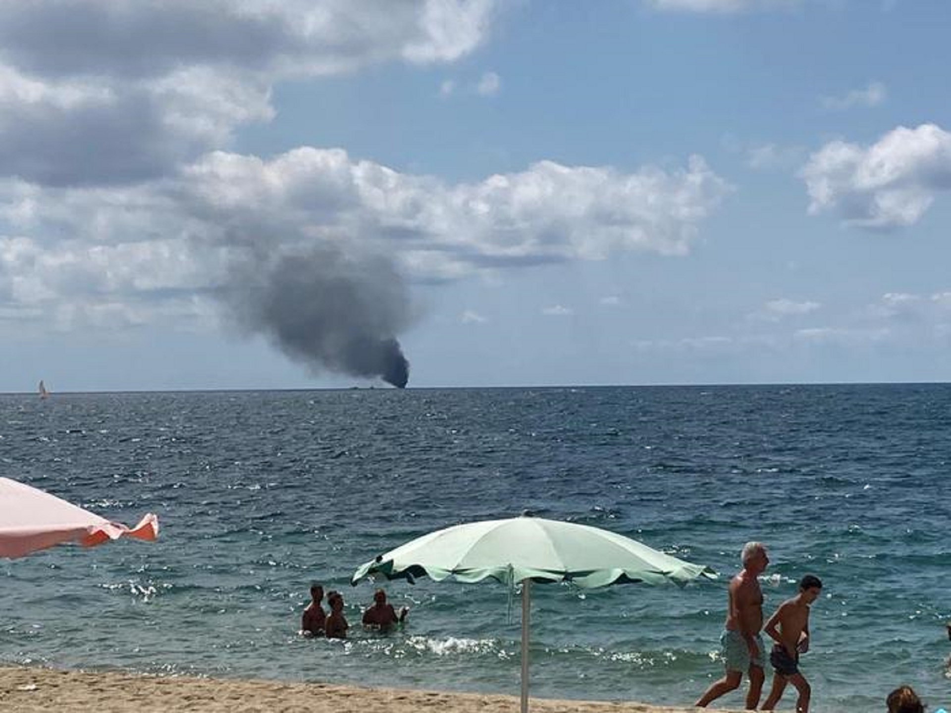 Esplosione su una barca con 23 migranti: la colonna di fumo vista dalla costa – Il video