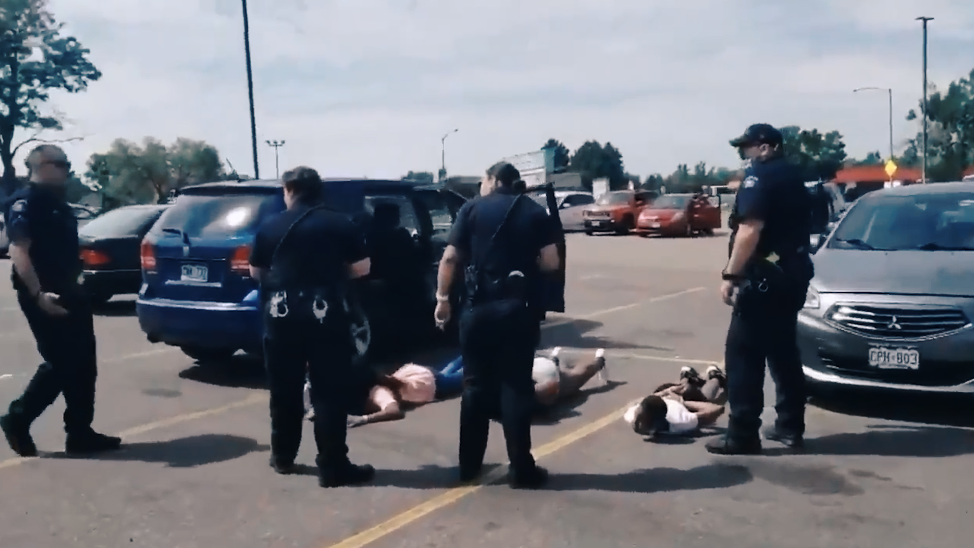 Colorado, per un errore la polizia ammanetta a terra due sorelle afroamericane con le 4 figlie minori. Poi si scusa – Il video