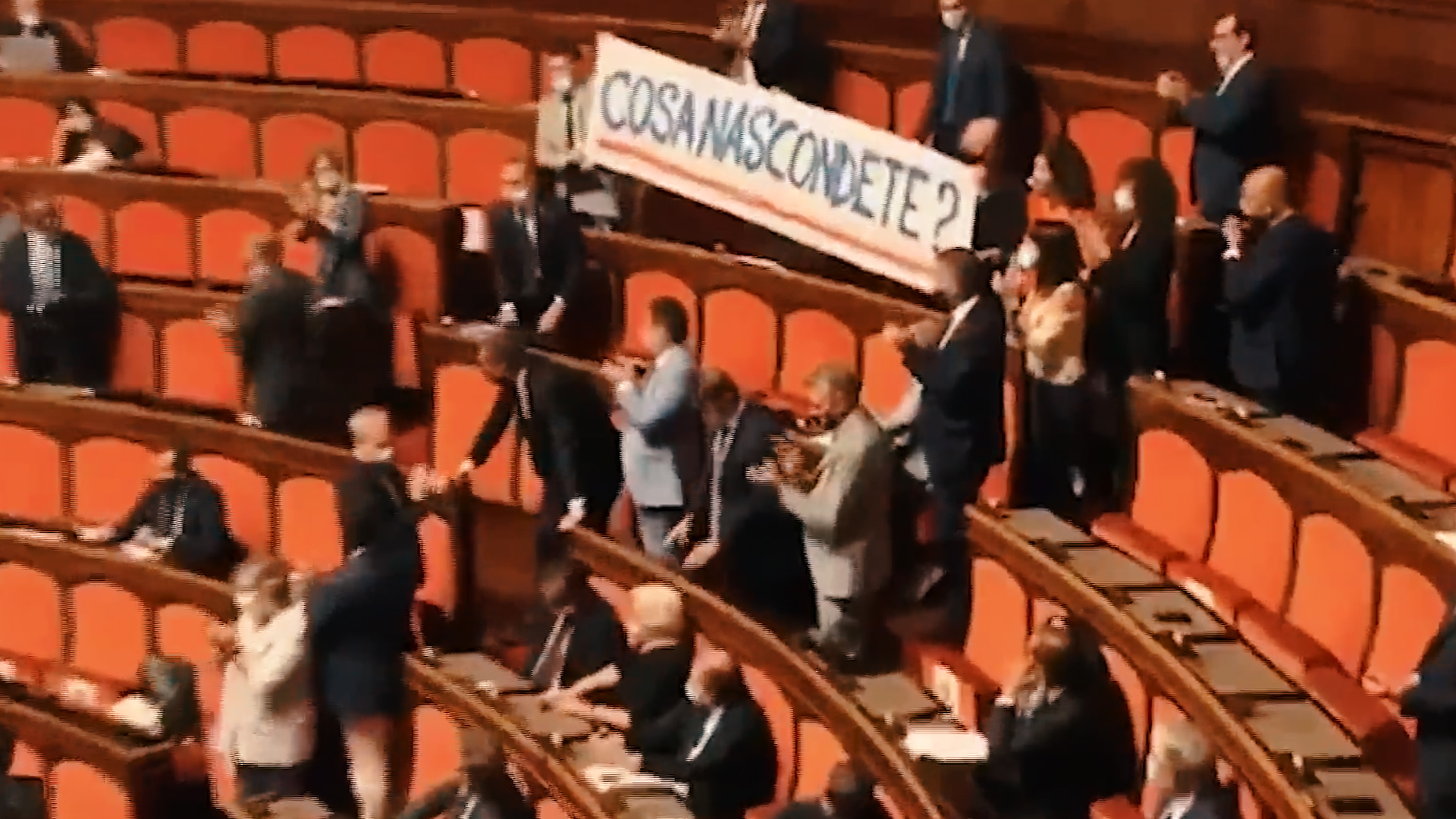 Coronavirus, i senatori della Lega protestano in Aula contro la secretazione degli atti: «Verità! Verità!» – Il video