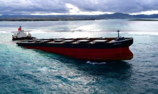 Mobilisation Nationale Wakashio | Il cargo giapponese MV Wakashio arenato nelle acque di Mauritius