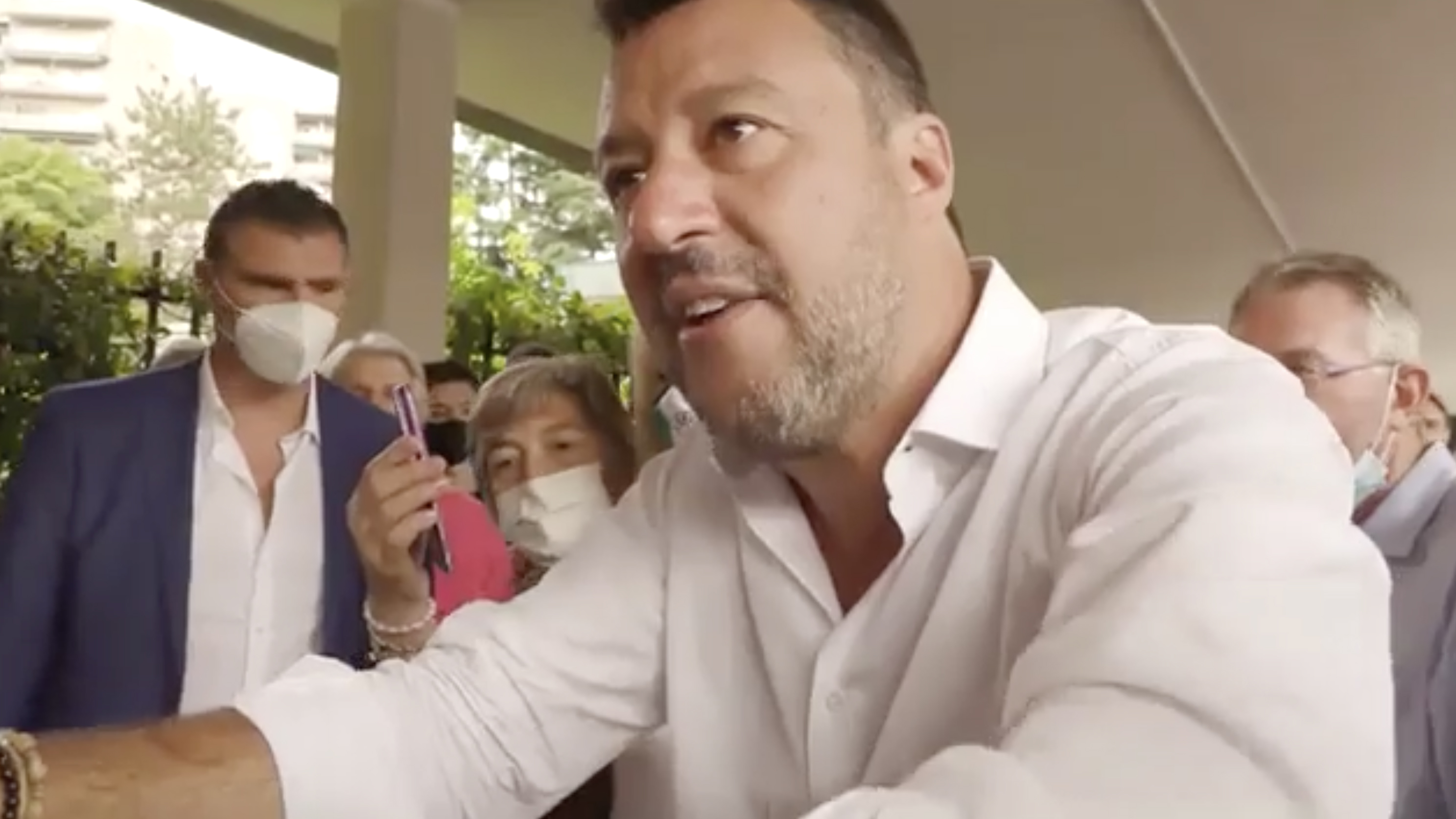 Tra un selfie e l’altro Salvini regala la mascherina usata a un fan – Il video