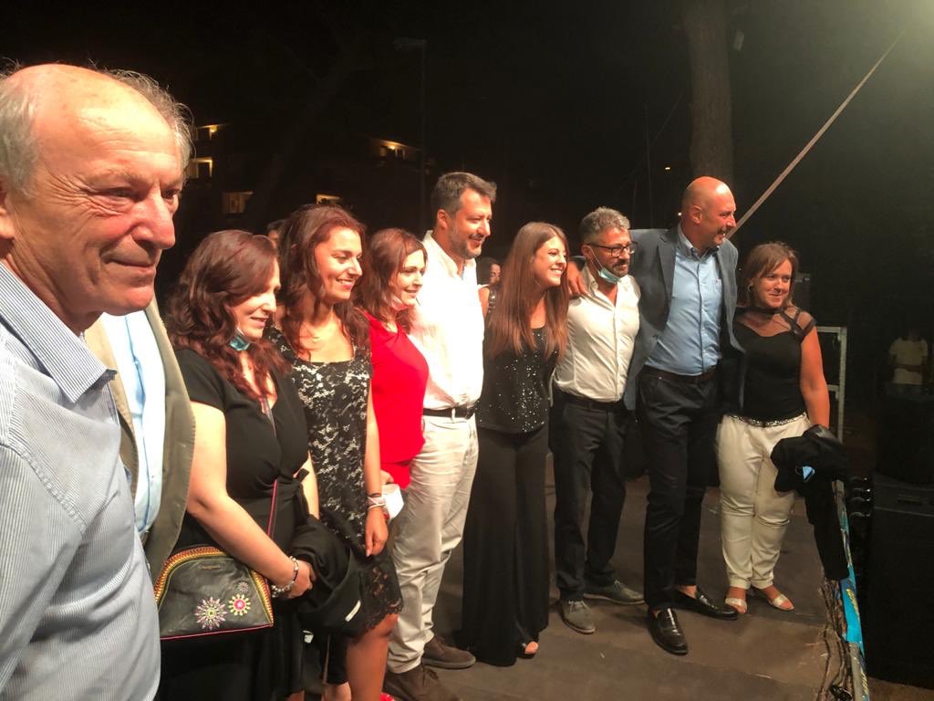 Salvini dal palco: «Gli stranieri sputazzano e infettano». E nel pubblico si contano poche mascherine