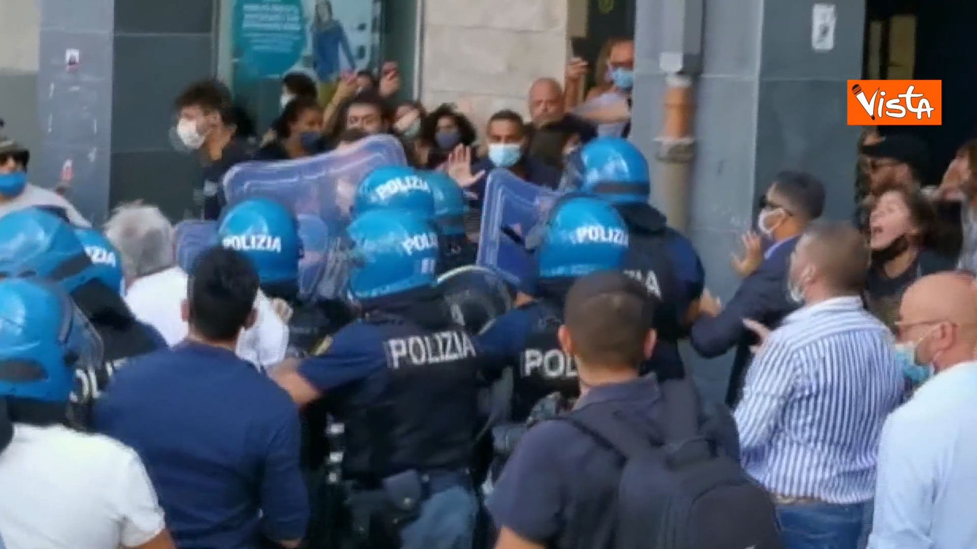 Salvini contestato a Cava de’ Tirreni: tensioni tra manifestanti e polizia – Il video