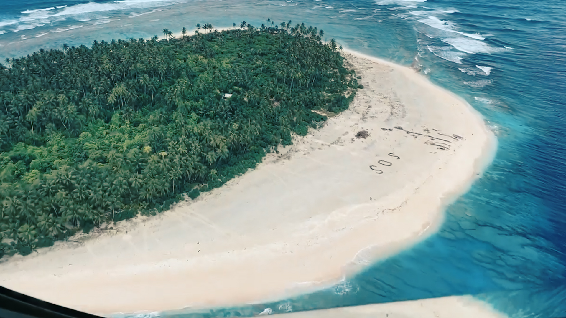 E l’SOS sulla sabbia salva i naufraghi finiti su una piccola isola del Pacifico – Il video