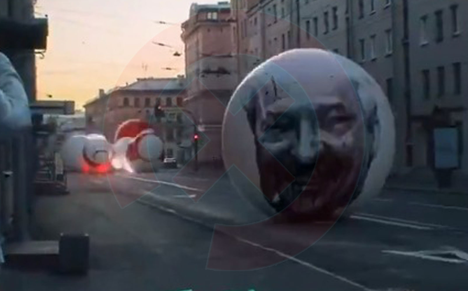 Bielorussia, il video fake del pallone enorme con la faccia di Lukashenko rotola tra le strade di Minsk