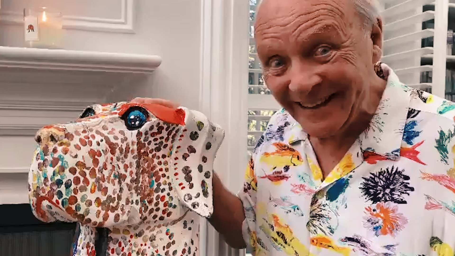 Anthony Hopkins e la quarantena, dopo 178 giorni parla con un cane finto: «Ciao Spot, come va?» – Il video