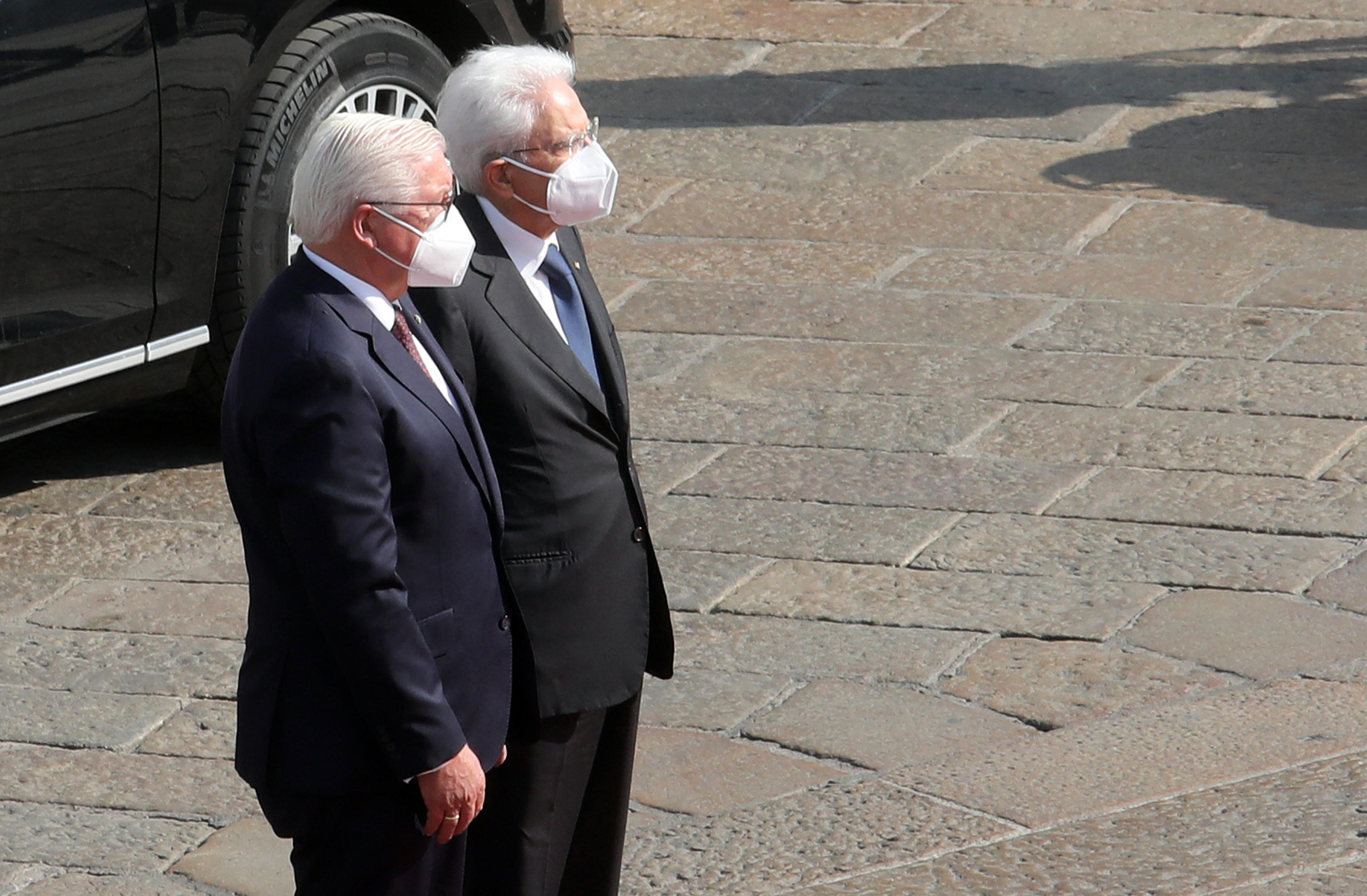 Mattarella incontra Steinmeier. Il presidente tedesco: «Vorrei abbracciarti ma non si può» - Il video