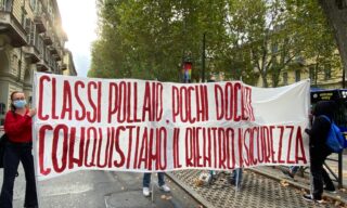 La protesta degli studenti a Torino contro le classi pollaio