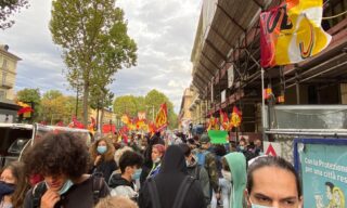 Le bandiere dei sindacati di base al corteo studentesco di Torino