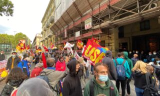Le bandiere dei sindacati di base al corteo studentesco di Torino