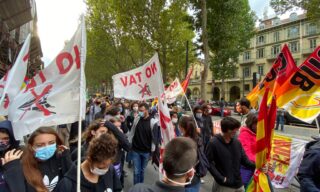 A Torino alcuni studenti hanno deciso di manifestare con le bandiere No Tav