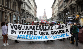 Lo striscione che ha aperto il corteo degli studenti a Milano