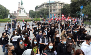 A Milano la maggior parte dei manifestanti ha indossato le mascherine di protezione