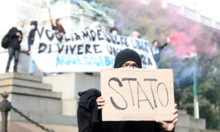 Il flash mob organizzato dagli studenti in Largo Cairoli, a Milano