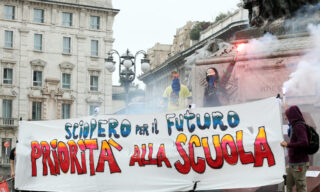 Uno degli striscioni della protesta studentesca a Milano