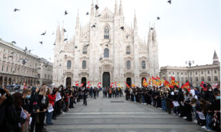 Gli studenti in piazza Duomo a Milano