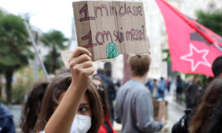 Le contraddizioni del distanziamento sociale nella protesta degli studenti milanesi