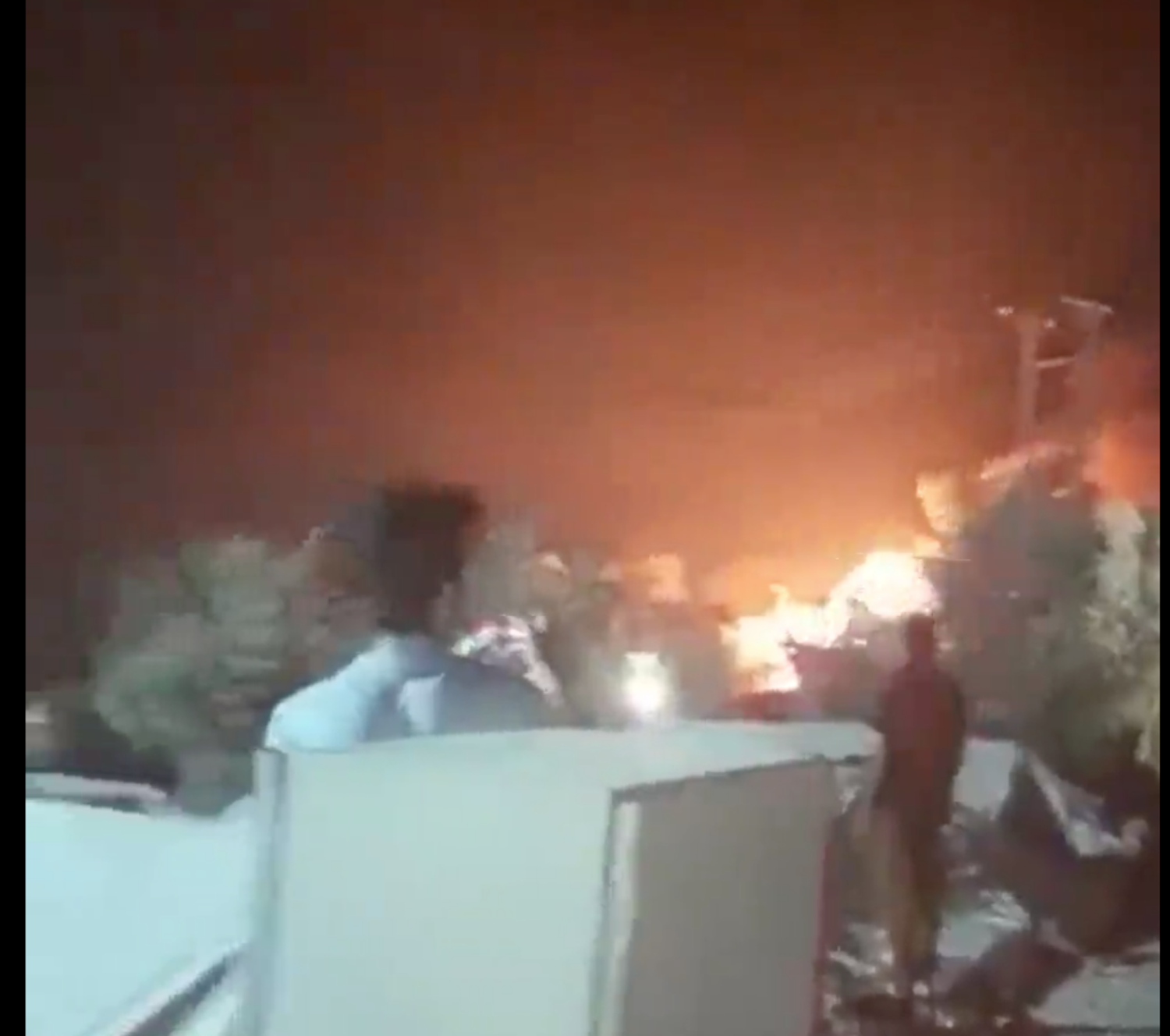 Incendi al maxi-campo profughi di Moria sull’isola di Lesbo: migliaia di migranti in fuga – Video