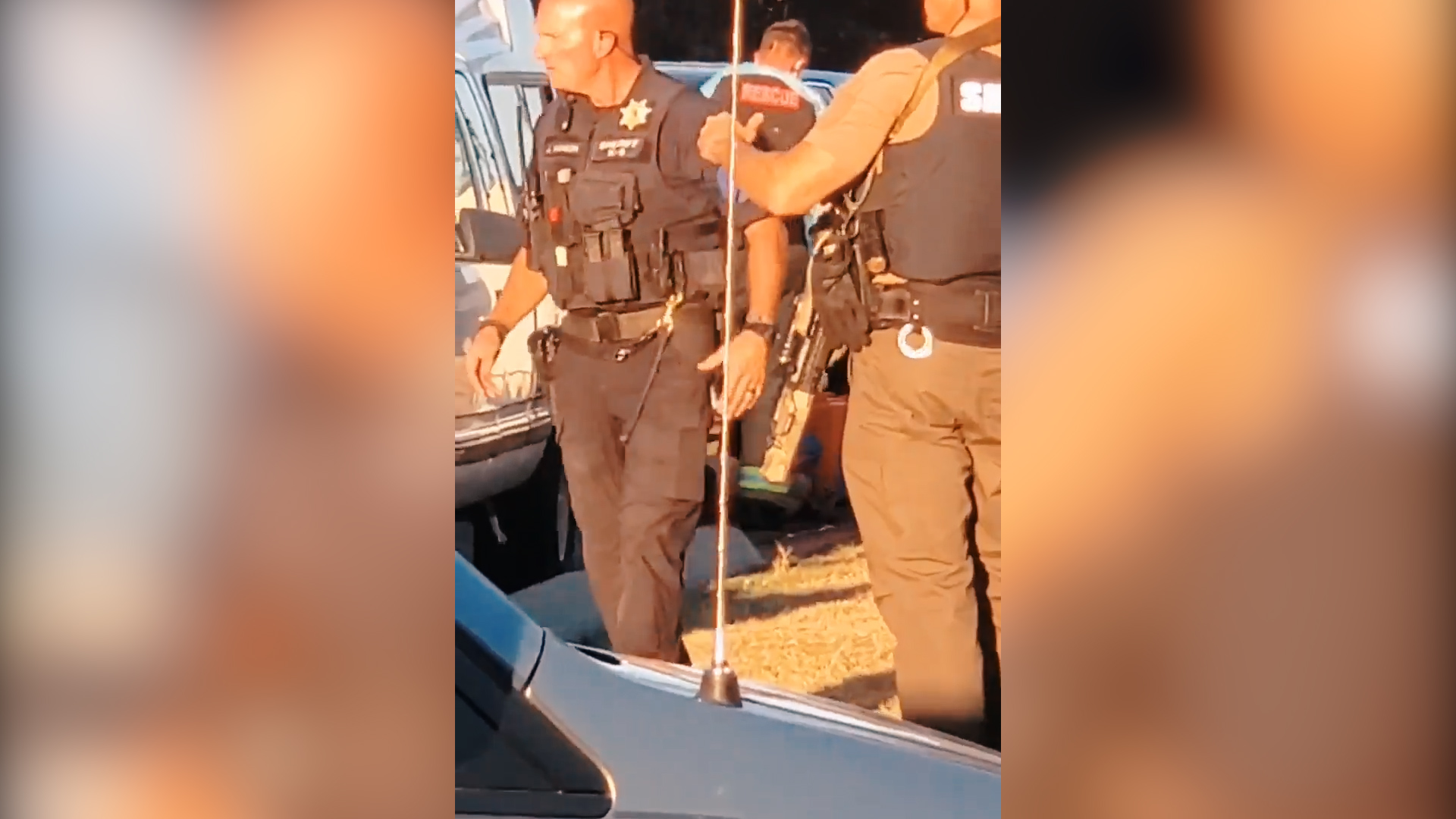 Usa, le immagini dei soccorsi di Michael Reinoehl, il 48enne ucciso dalla polizia durante l’arresto – Il video