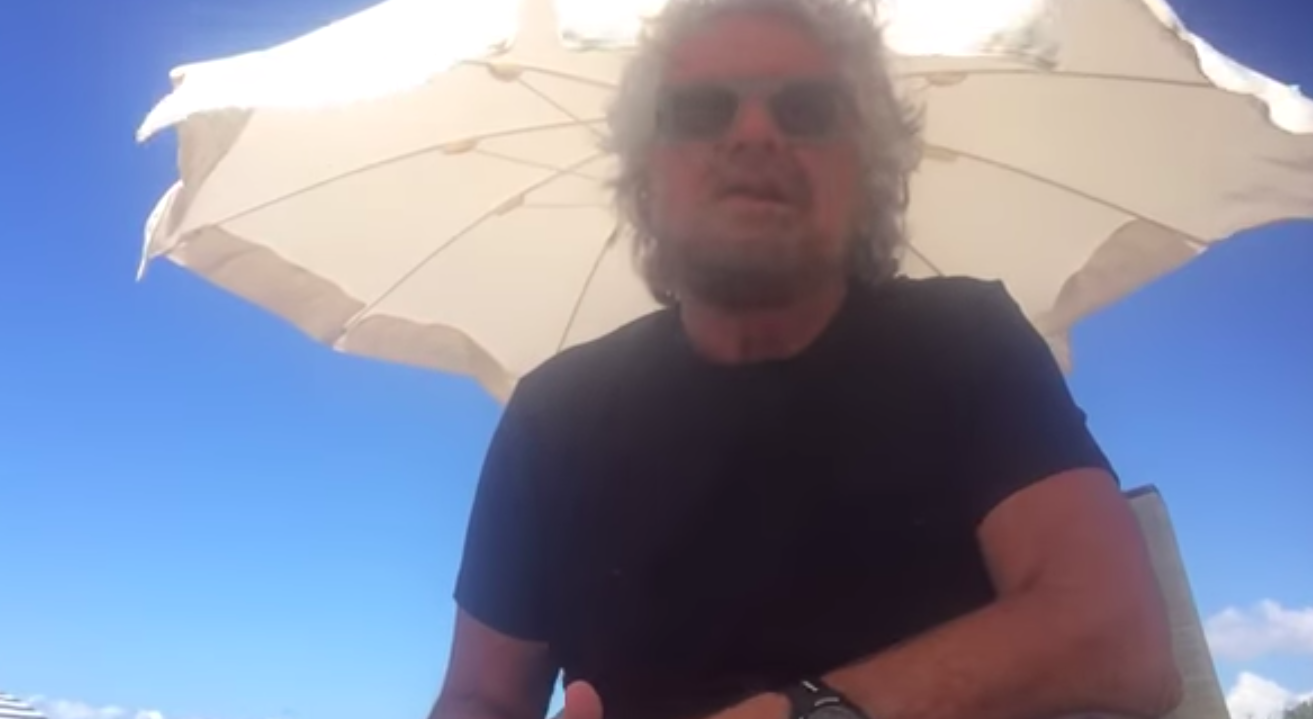 Coronavirus, Beppe Grillo contro i negazionisti: «Che il cielo vi fulmini». E invita il Papa a intervenire dopo le foto dell’«elevato» in fiamme – Il video
