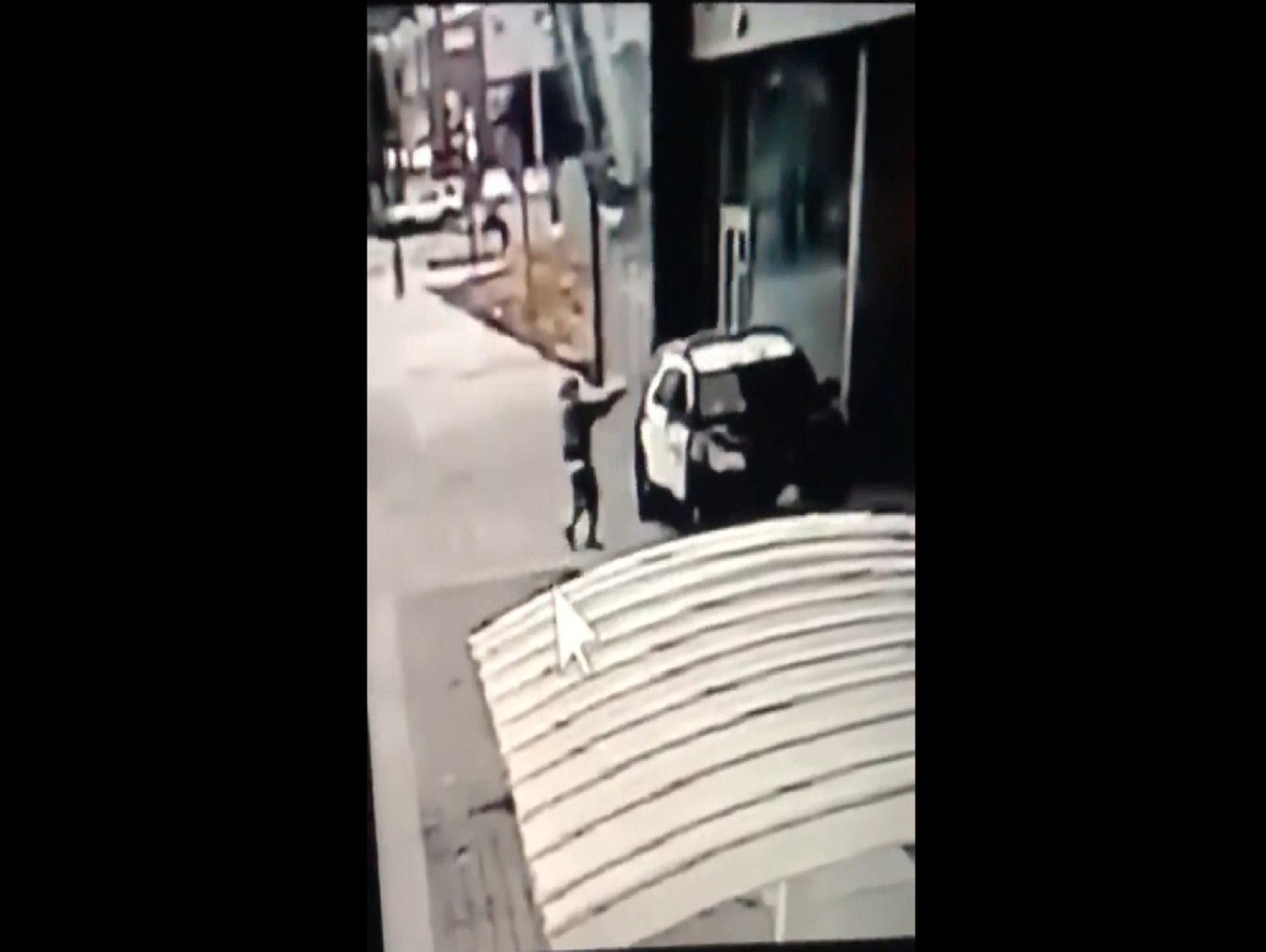 California, si avvicina all’auto della polizia e apre il fuoco: due vice sceriffi rischiano la vita – Video