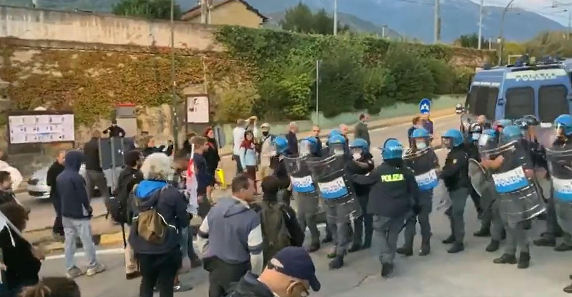 Arrestata una portavoce NoTav: la polizia carica il presidio sotto casa sua – Il video