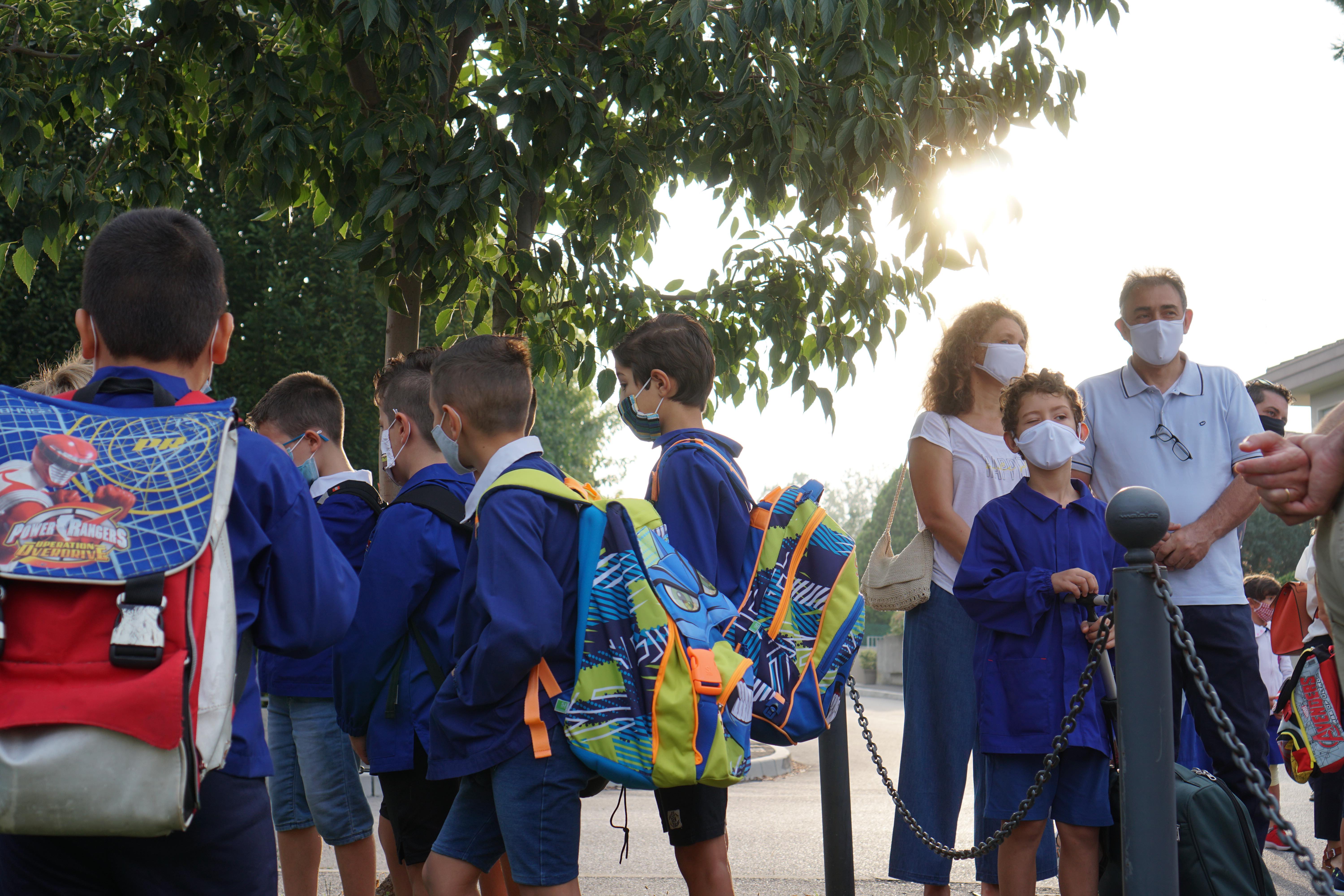 Vo’, si torna a scuola nel primo focolaio d’Italia. Il preside: «Da Roma solo 2 mila mascherine» – Video
