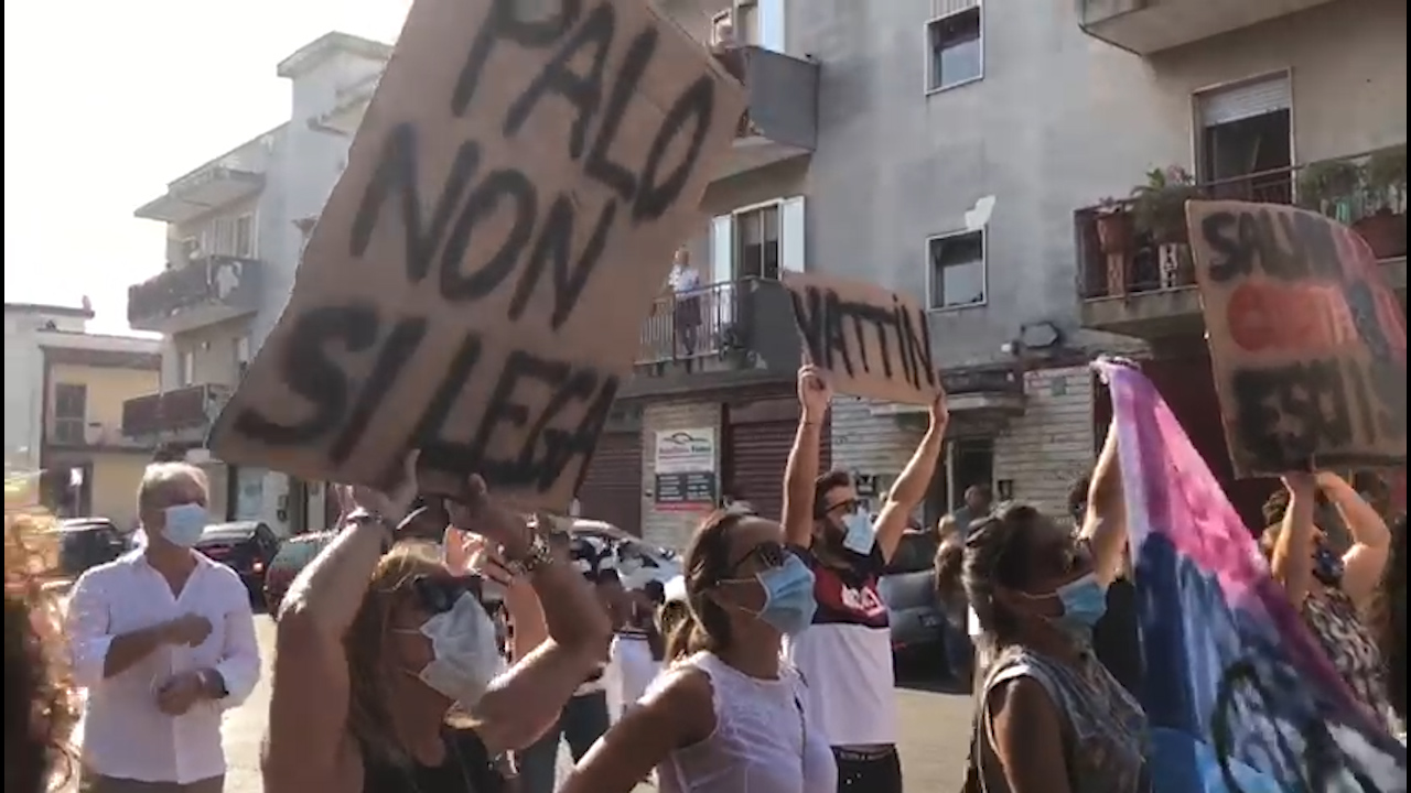 L’attesa dei contestatori di Salvini in Puglia, cantando Bella ciao: «La Digos ci ha già schedati, è vergognoso» – Video