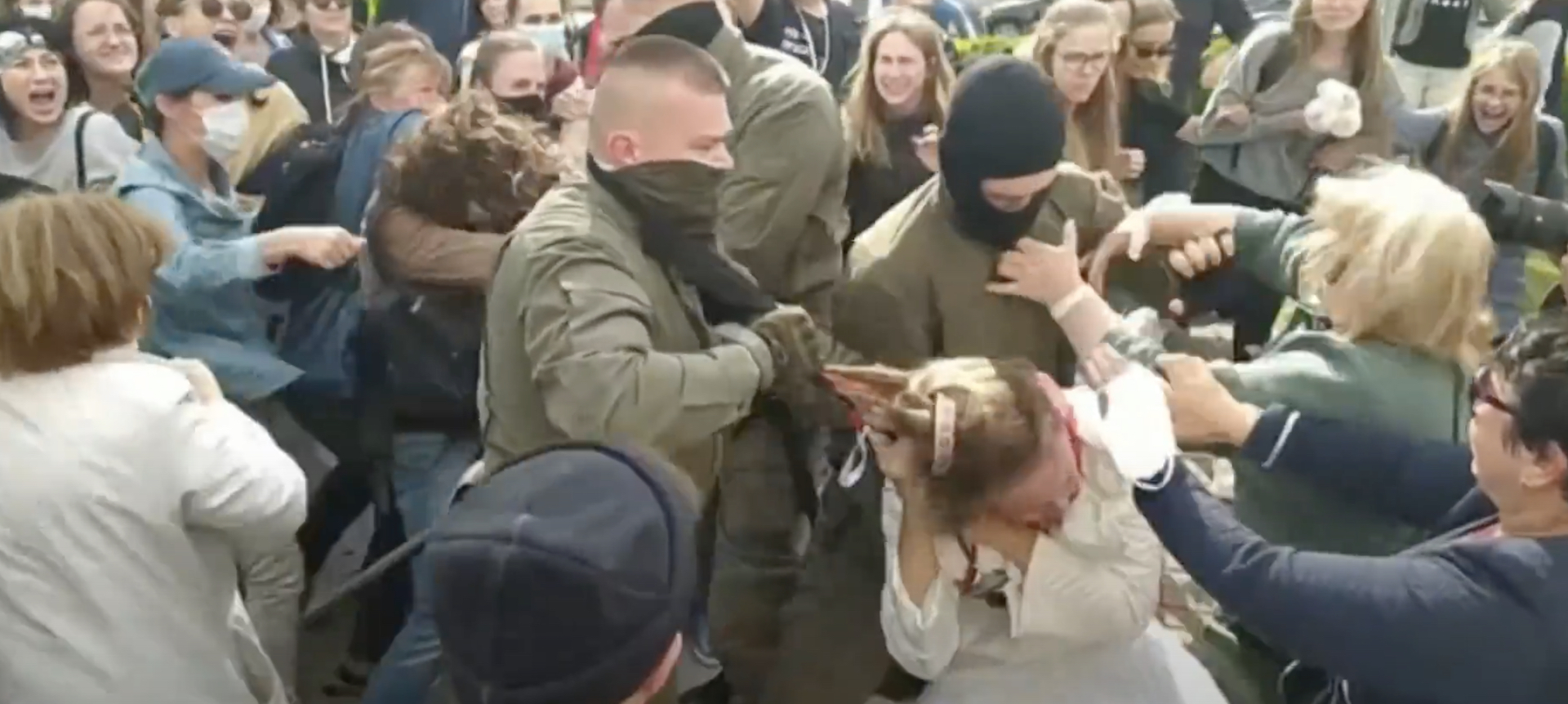 Bielorussia. Le donne in piazza strappano i passamontagna ai poliziotti antisommossa - Il video
