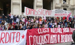 La manifestazione degli studenti sotto la sede del ministero dell'Istruzione a Roma