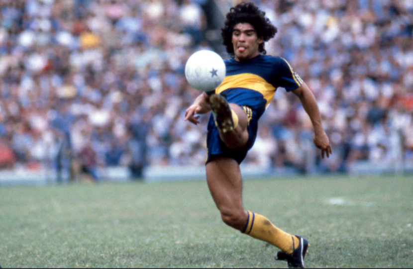 Diego Armando Maradona in azione con la maglia del Boca Juniors nel 1981