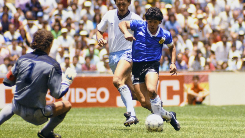 Diego Armando Maradona sta per segnare il gol del Secolo contro l'Inghilterra, Città del Messico, 22 giugno 1986