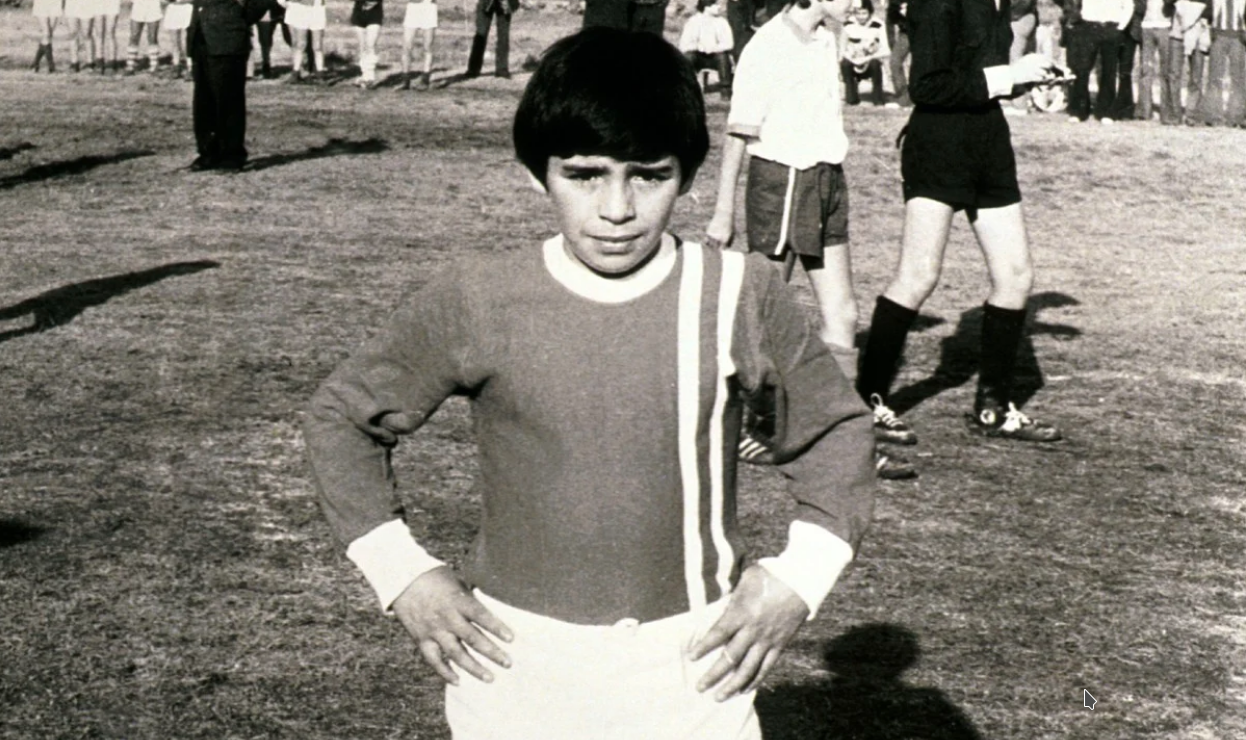 Diego Armando Maradona con la maglia delle Cebollitas dell'Argentinos Juniors