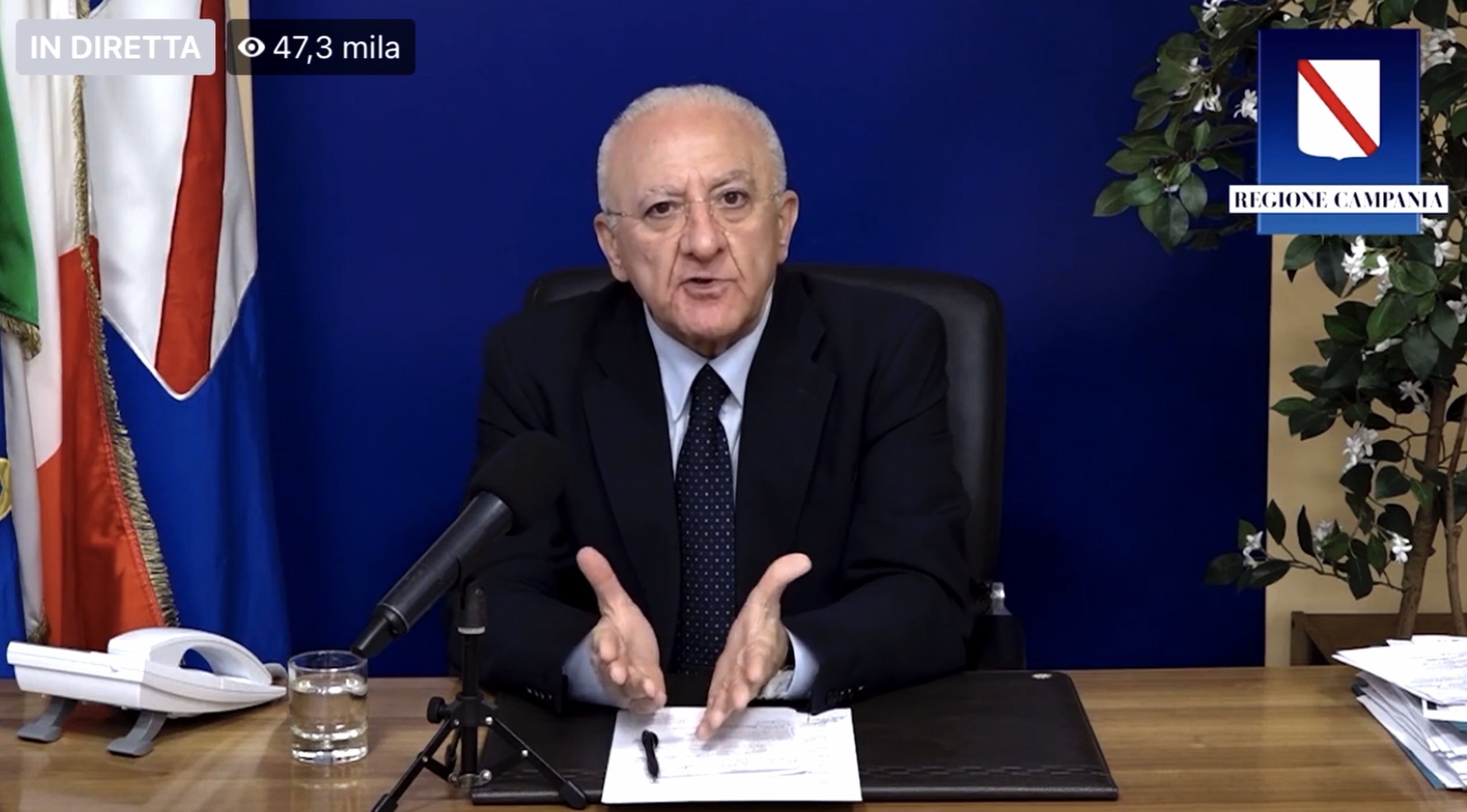 De Luca si schiera con il governo: &laquo;Giusto fare un sacrificio a Natale per evitare nuovo picco&raquo; &ndash; Il video