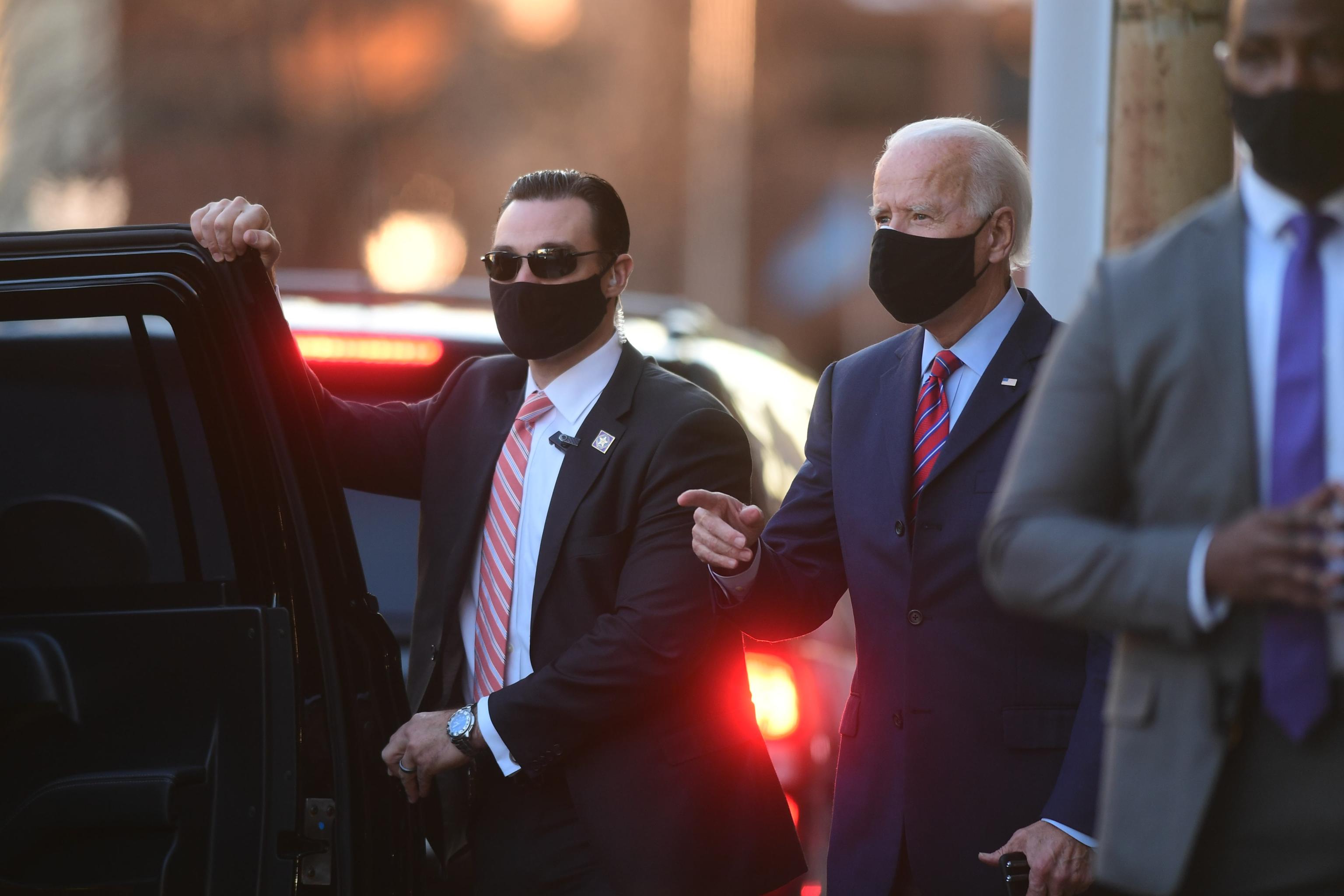 Biden scivola mentre gioca con uno dei suoi cani: terr&agrave; un tutore al piede. Gli auguri al veleno di Trump: mostra il video dell&rsquo;avversario in clinica